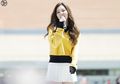8 Inspirasi Gaya Fashion Memakai Item Fashion Berwarna Kuning Cerah Ala Seulgi 'RED VELVET'