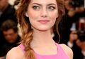 7 Tips Menata Rambut Panjang Nanggung Ala Emma Stone yang Bisa Kita Tiru Buat Ke Sekolah