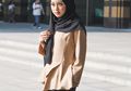 8 Inspirasi Padupadan Sneakers Putih Ala Gita Savitri Devi Buat Cewek Berhijab
