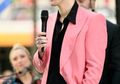 Wajib Tahu! 5 Fashion Item Favorit Harry Styles Ini Bisa Juga Dipakai Cewek