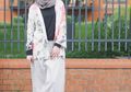7 Inspirasi Style Hijab dengan Outer Bermotif Supaya Enggak Kelihatan Norak