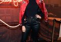 10 Inspirasi Outfit Merah Selena Gomez yang Bold & Stylish. Bisa Ditiru Nih!