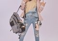 8 Style Anti Ribet dengan Sweater Hoodie ala Seleb Korea Buat ke Kampus