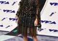 7 Inspirasi Fashion Tomboy ala Millie Bobby Brown yang Bisa Ditiru