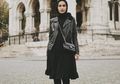 8 Mix and Match Outfit Hijab Serba Hitam Supaya Enggak Kelihatan Gloomy