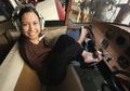 Lahir Tanpa Kedua Lengan, Cewek Ini Berhasil Jadi Pilot. Kisahnya Inspiratif!