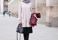 7 Inspirasi Mix and Match Hijab Warna Abu-abu yang Bisa Dipakai Sehari-hari