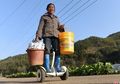 Canggih Euy! Lelah Berjalan, Petani Akhirnya Putuskan Pakai Segway Untuk Berladang