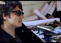 Gerard Way Pamer Lirik Lagu Barunya, "Millions"