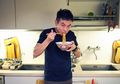 Ini Dia Alasan Mengapa Kita Nggak Boleh Makan Sambil Berdiri