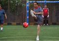 Kemarin Main Futsal, Sekarang Netizen Ribut Tanyain Merek Sepatunya Presiden Jokowi Apaan?