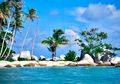 Main Yuk ke Pantai Tanjung Kelayang, Pantai Paling Instagrammable di Belitung. Biayanya Murah Kok!