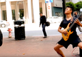 Beda dari yang Lain, Pengamen Ini Bawain Lagu Metal di Pinggir Jalan!