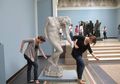 10 Foto Bersama Patung Dengan Pose yang Kreatif dan Kocak.