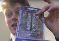 Gokil, Cuma Modal Photoshop, YouTuber Ini Berhasil Menyelinap ke Press Conference Conor McGregor vs Floyd Mayweather di London