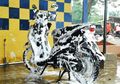Jangan Sembarangan, Ini Bahayanya Mencuci Motor Saat Mesin Masih Panas
