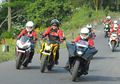 Ini Cara Mengendarai Motor di Kondisi Angin Kencang, Penting untuk Dibaca!