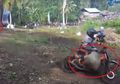Unik! Ini Dia Video Kocak Balap Motor Karung, Seperti Apa Balapannya?