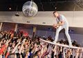 7 Crowd Surfing Terkeren yang Harus Kamu Lihat Sekarang Juga