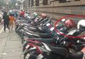 Menaruh Helm di Spion Ternyata Punya Dampak Negatif Lho! Cek Penjelasannya di Sini