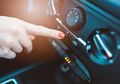 Ini Fungsi Penting AC Mobil ketika Kita Nyetir saat Hujan