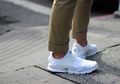 Bro, Simak Nih 5 Referensi Outfit Dengan Sneakers Putih Biar Level Kegantengan Naik Kelas