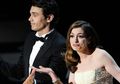10 Seleb Hollywood Yang Pernah Terjebak Awkward Moment Saat di Panggung Besar.
