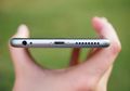 Ternyata Fungsi Lubang Kecil Pada Smartphone Ini Bukan Sekedar Microphone.