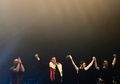 17 Lagu Dibawakan The Script Sebagai Bukti "Cinta Mati" Mereka Pada Fans Indonesia. Vokalisnya Sampe Pake Batik!