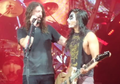 Dave Grohl Ajak Penggemar ke Panggung, Kasih Gitar ke Dia, Lalu Bawain Monkey Wrench!
