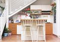 Manfaatkan Area Tak Terpakai, Desain Dapur Bawah Tangga Ini Simpel dan Cantik!