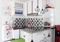 Inspiratif, Desain Dapur Mungil nan Simpel Ini Terlihat Cantik Walau Minim Dekorasi!