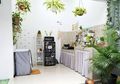 Inspiratif, Begini Ademnya Desain Dapur 2,8m x 2,7m yang Bersebelahan dengan Taman!