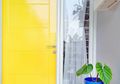Ceria dengan Pintu Kuning di Ruang Tamu Skandinavia @rumah_rayyan