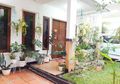 Segarnya Bersantai di Teras dan Taman Mini milik @mamia_cania