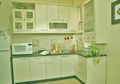 Membuat Dapur Mungil Lebih Lapang Dengan Warna Putih