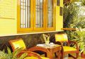 Bukan Terlalu Mencolok, Paduan Warna Kuning pada Fasad Rumah Justru Makin Cantik, Lho!