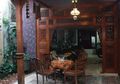 Teras Taman di Tengah Rumah