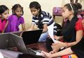 Para Relawan Muda di Daerah Kumuh Ini Ajarkan Cara 'Coding' dan Bikin Apilkasi pada Anak-anak Perempuan di Wilayahnya
