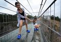 Di Atas Ketinggian 180 Meter dari Tanah, China Membuka Jembatan Beralaskan Kaca Terpanjang di Dunia