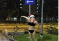 Tren Terbaru di Kalangan Gadis-gadis Singapura; Berpose Bugil di Tempat Umum!
