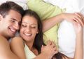 Mengapa Suami Harus Memeluk Istri dari Belakang saat Tidur? Ini Penjelasan Ilmiahnya!