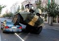 Walikota Arturas Zuokas Menggunakan Tank untuk Melindas Mobil Mercedes yang Parkir Sembarangan