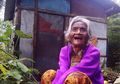 Mbah Jirah, Perempuan 90 Tahun yang Hidup Hanya Bersama Seekor Anjing di Lereng Merapi
