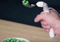Orang-Orang dengan Keterbatasan Gerak Kini Bisa Makan Sendiri Dengan Sendok Canggih Ini