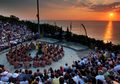 Menonton Kecak Berlatar Sunset di Uluwatu