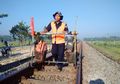 Jalan Kaki Sejauh 16 Km Setiap Hari, Petugas Penilik Jalur Kereta Api Ini Berhasil Kuliahkan Anak-anak di PTN