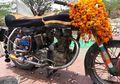 Unik Sekaligus Aneh, Motor Bekas Kecelakaan Ini Dijadikan Kuil. Sesaji di Kuil Ini Juga Tak Kalah Aneh