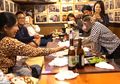 Unik, Sepasang Kera Ini ‘Bekerja’ Sebagai Pelayan di Sebuah Restoran. Bayar Gajinya Pakai Apa, Ya?