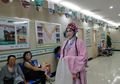 Kreatif! Tak Ingin Anak-anak Takut ke Rumah Sakit, Dokter Ini Berkostum Opera saat Mengobati Pasien
